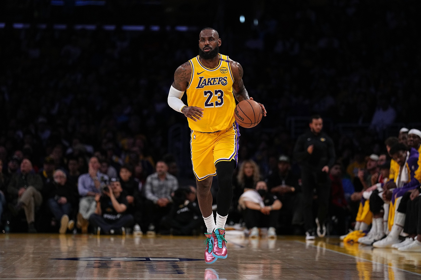 熊猫体育平台-湖人客场大胜太阳，詹姆斯全面发威！