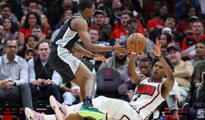 火箭队主场迎战马刺队