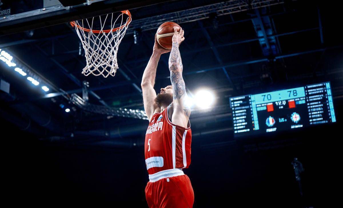 雄鹿再胜马刺,米德尔顿30分表现抢眼 雄鹿再胜马刺,米德尔顿30分表现抢眼