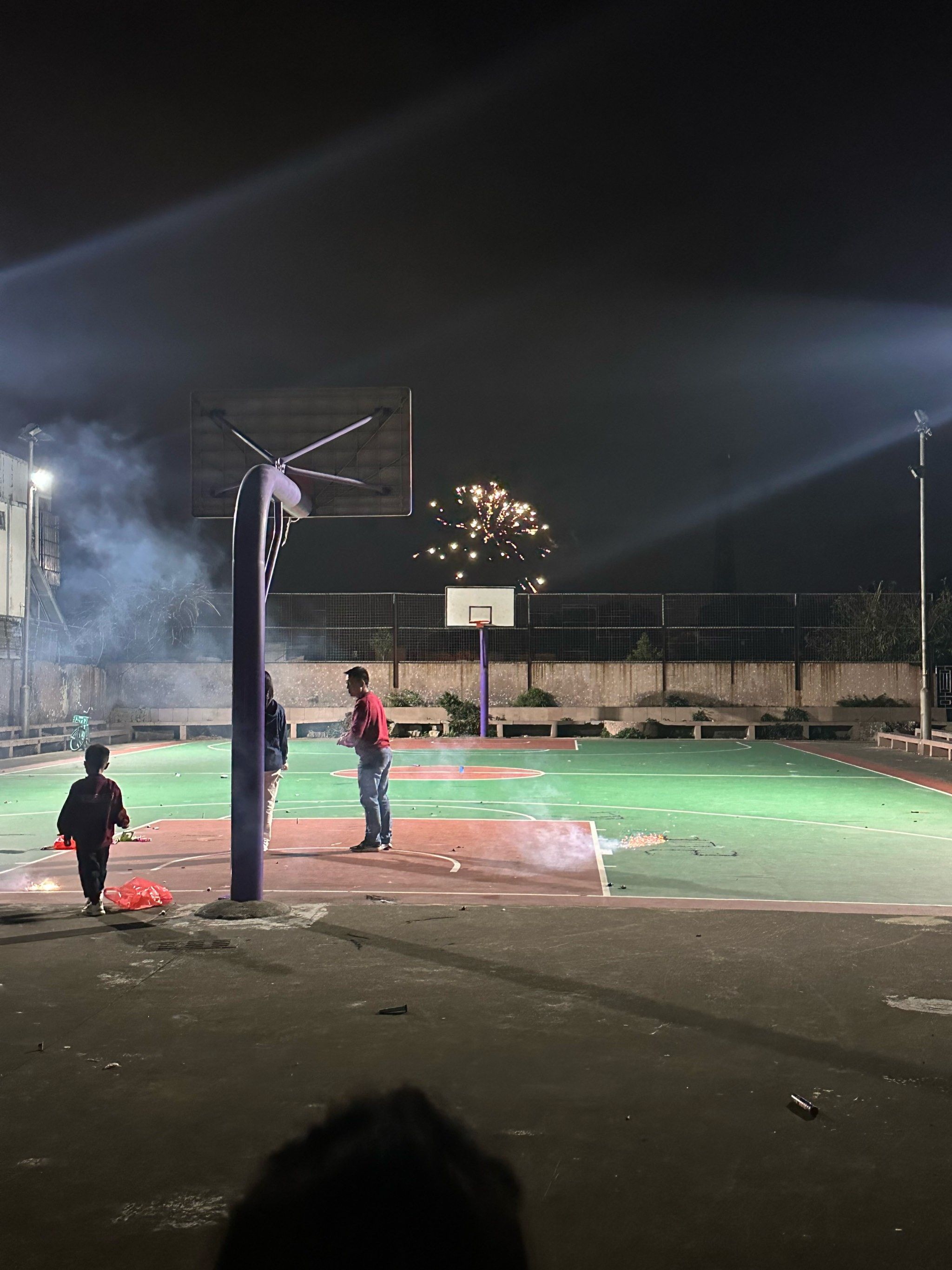 热情澎湃的球场氛围点燃了观众的热情 热情澎湃的球场氛围点燃了观众的热情