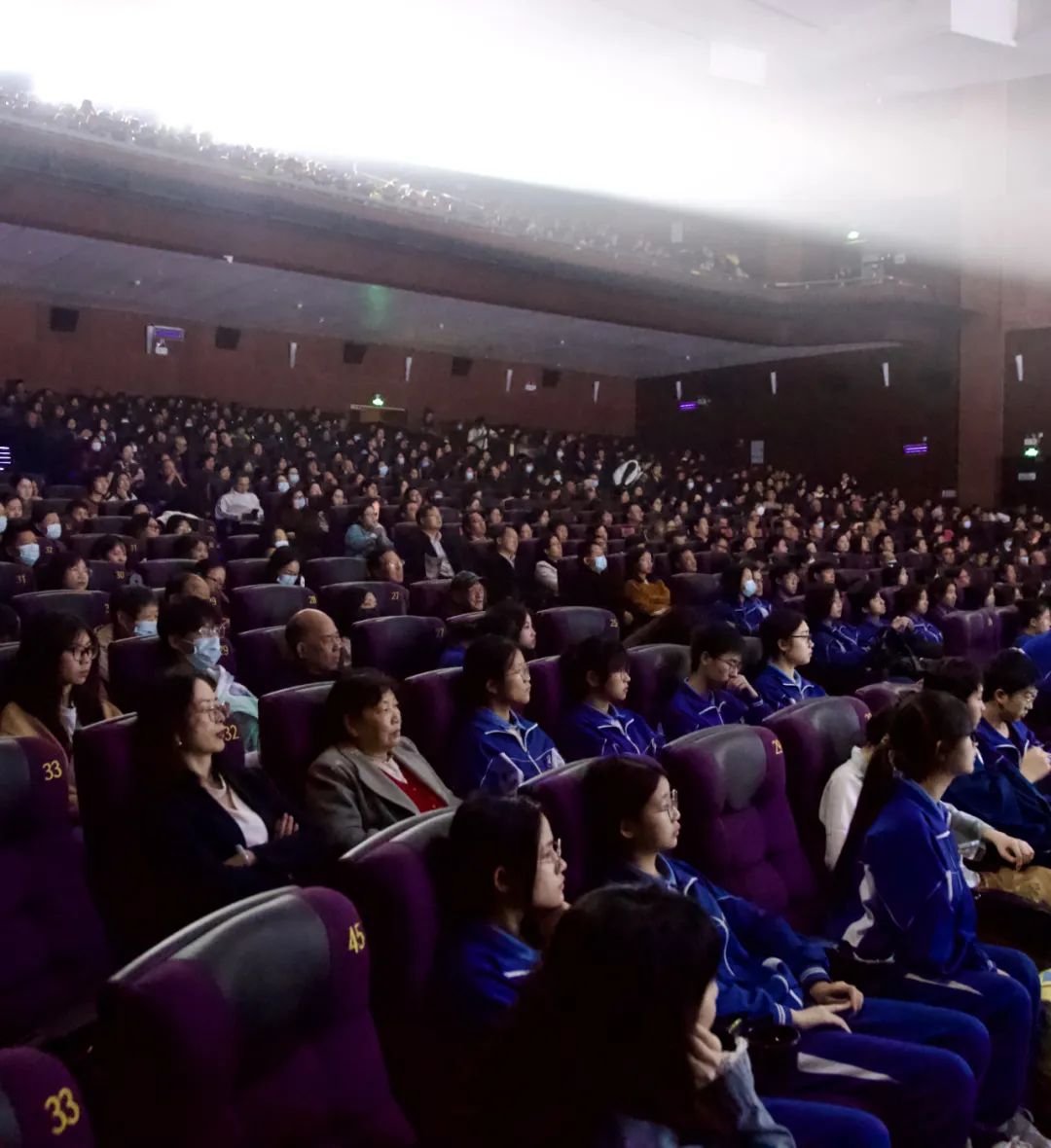 观众见证精彩瞬间，情绪高涨