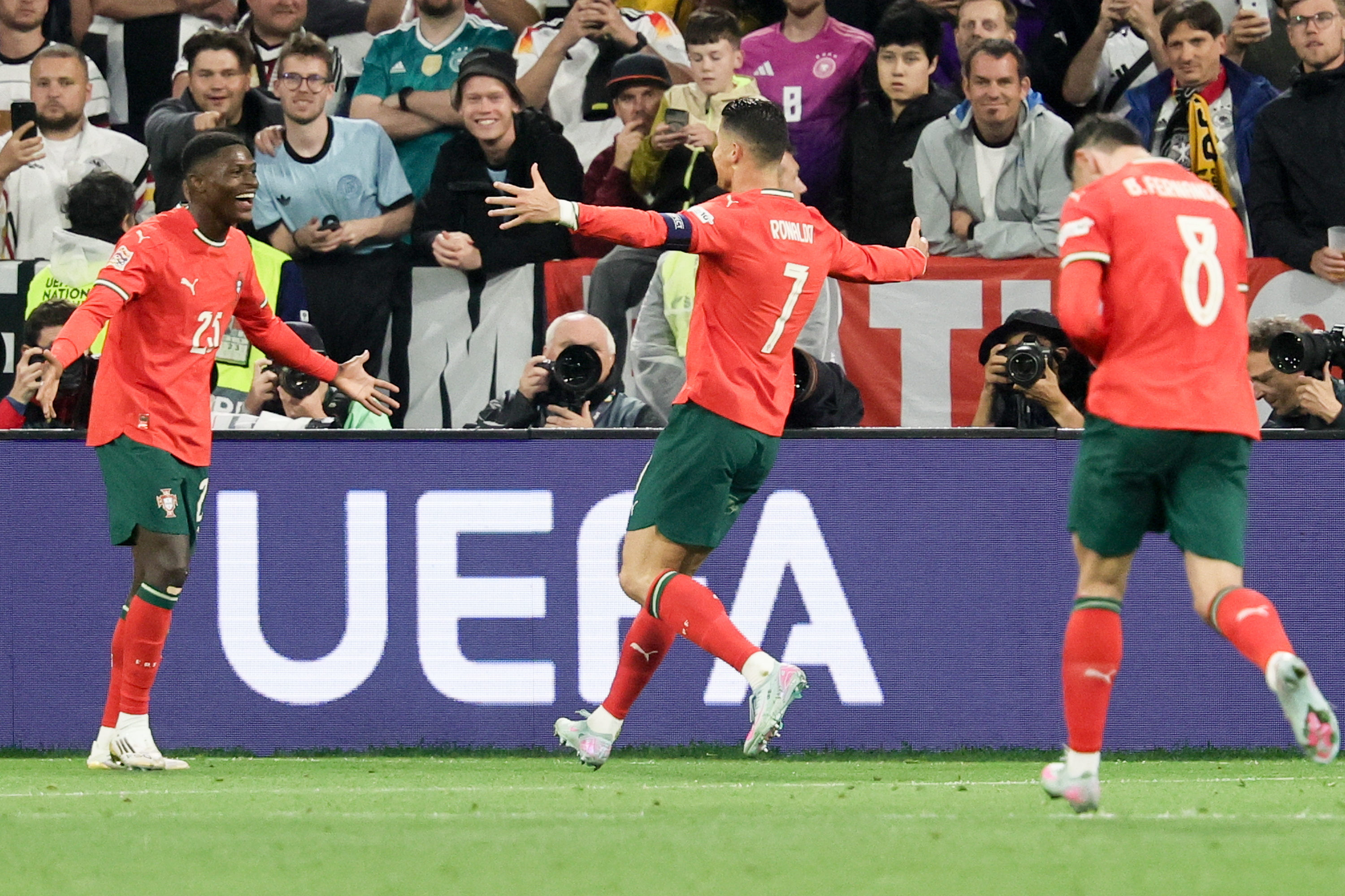 熊猫直播官网-欧国联比赛新赛季开启，球队实力较量